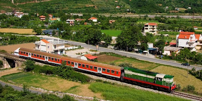 Hekurudha Durrës-Prishtinë, lidhet kontrata për studimin e fizibilitetit në pjesën e Shqipërisë