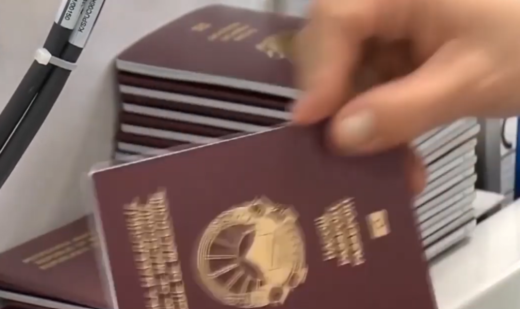 Në Gjermani, Zvicër dhe disa shtete tjera udhëtohet edhe me pasaportë të vjetër!