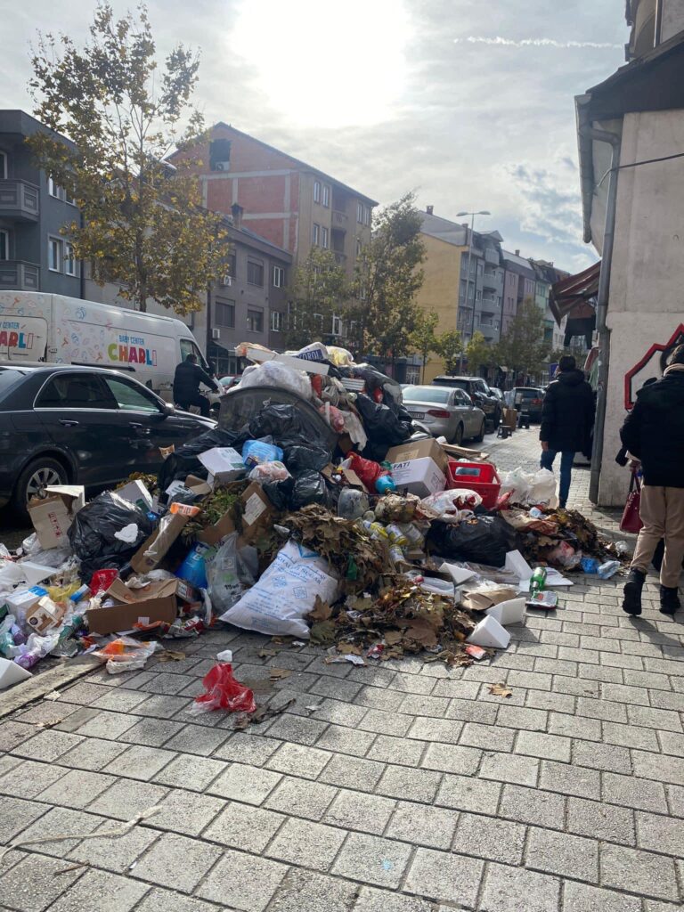 FOTO/Mbeturinat ngufasin Tetovën, bllokohen trotuaret