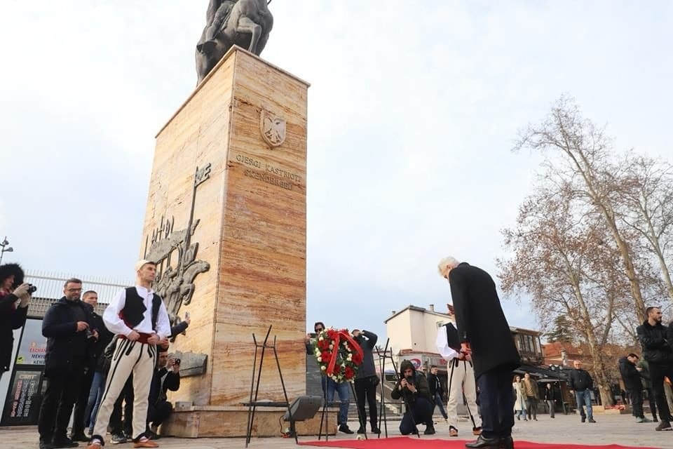 Faton Ahmeti përkujton Skënderbeun dhe rënien e vëllezërve Gervalla dhe Kadri Zekës