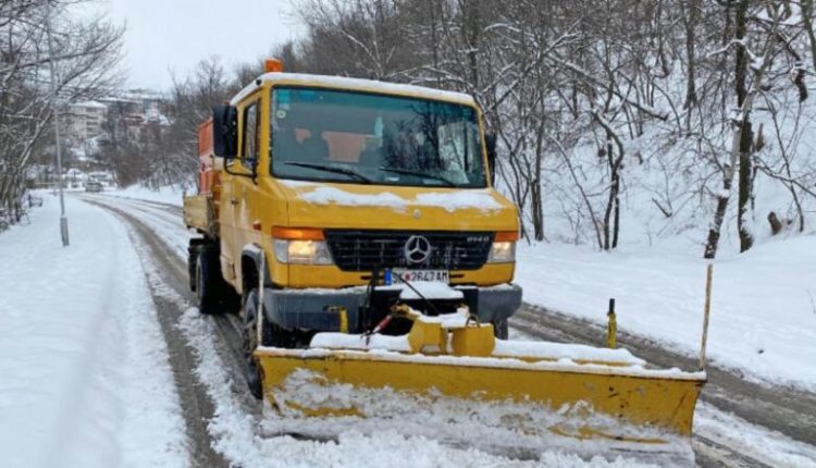 Borë në Maqedoni, në disa rrugë është vendosur ndalesë për qarkullimin e automjeteve të rënda