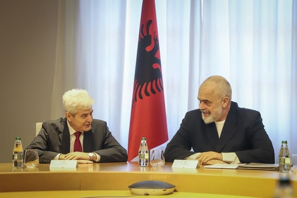 Rama: Ali Ahmetit mund t’i bëhen kritika, por ajo që ka bërë për shqiptarët është leksion për brezat që vijnë