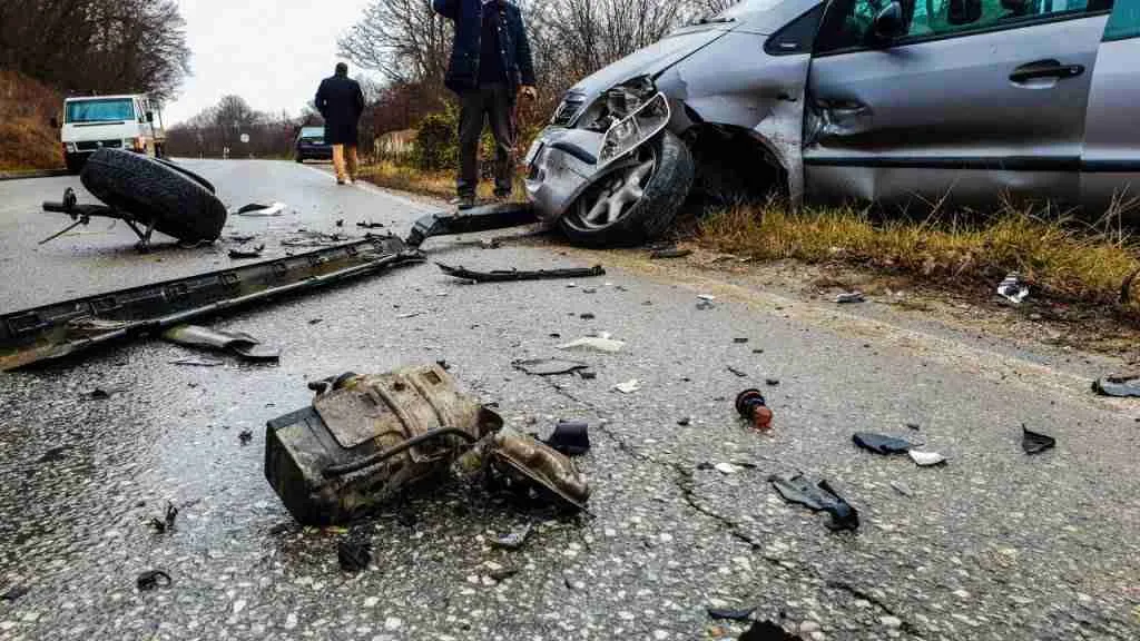 Të miturit nga Tetova me automjet kanë dalë nga rruga dhe janë përplasur në mur