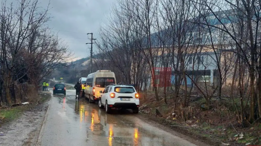 Banorët e Banjicës bllokojnë rrugën për ndërtimin e korridorit 8, nuk pajtohen me mënyrën e shpronësimit