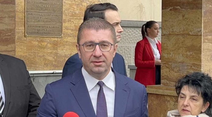 Mickoski: Përveç që ia urova Taravarit rezultatin, nuk kam komunikim tjetër me opozitën, i presim rezultatet e 8 majit