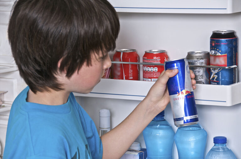 Fëmijët që konsumojnë pije energjike janë më të prirur ndaj çrregullimeve të shëndetit mendor