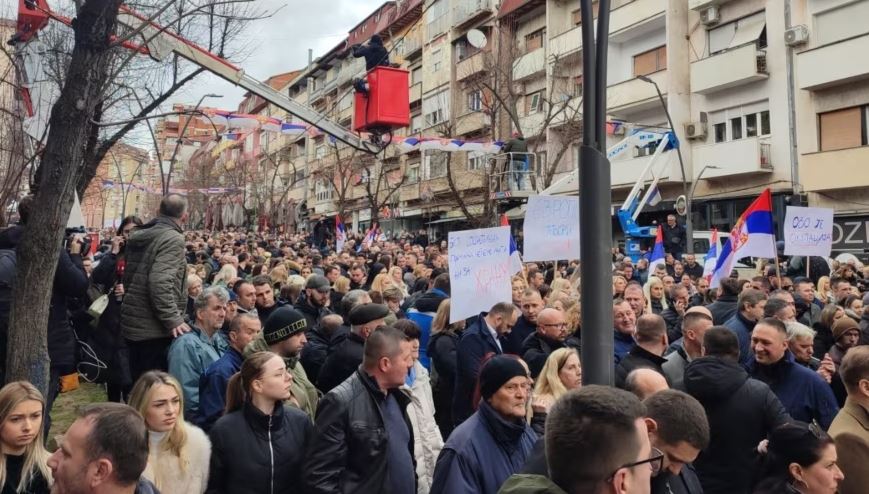 Kundërshtojnë vendimin e Bankës Qendrore, serbët e Kosovës protestë në Mitrovicën e Veriut