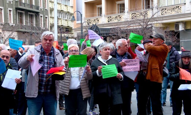 Qindra qytetarë protestuan para Ministrisë së Drejtësisë me vendimet e përmbaruesve