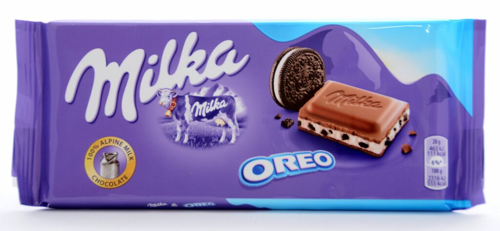 RMV: Tërhiqet nga tregu çokollata “Milka Oreo”, dyshohet se ka pjesë të plastikës