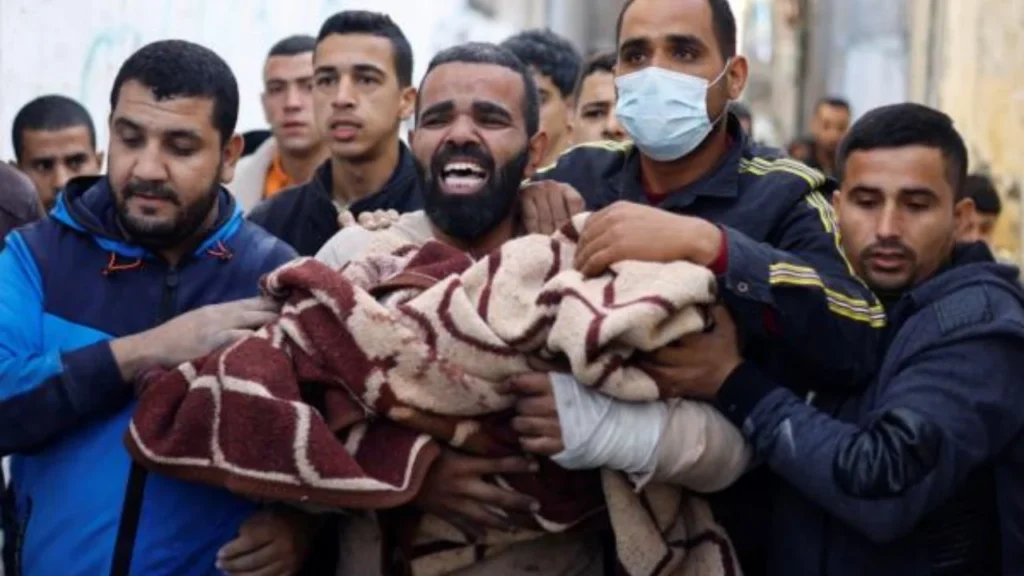Momente drithëruese nga Gaza! Ushtria izraelite qëllon në kokë një 5-vjeçare, fotoja ku vajza mbahet në krahë nga disa burra bën xhiron e botës