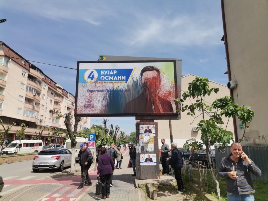 Vandalizohet dhe njolloset me ngjyrë të kuqe portreti i Osmanit