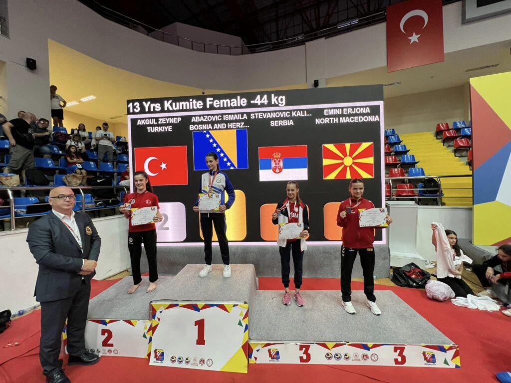 Erjona Emini nga Tetova merr medaljen e bronztë në Kampionatin Ballkanik të karatesë