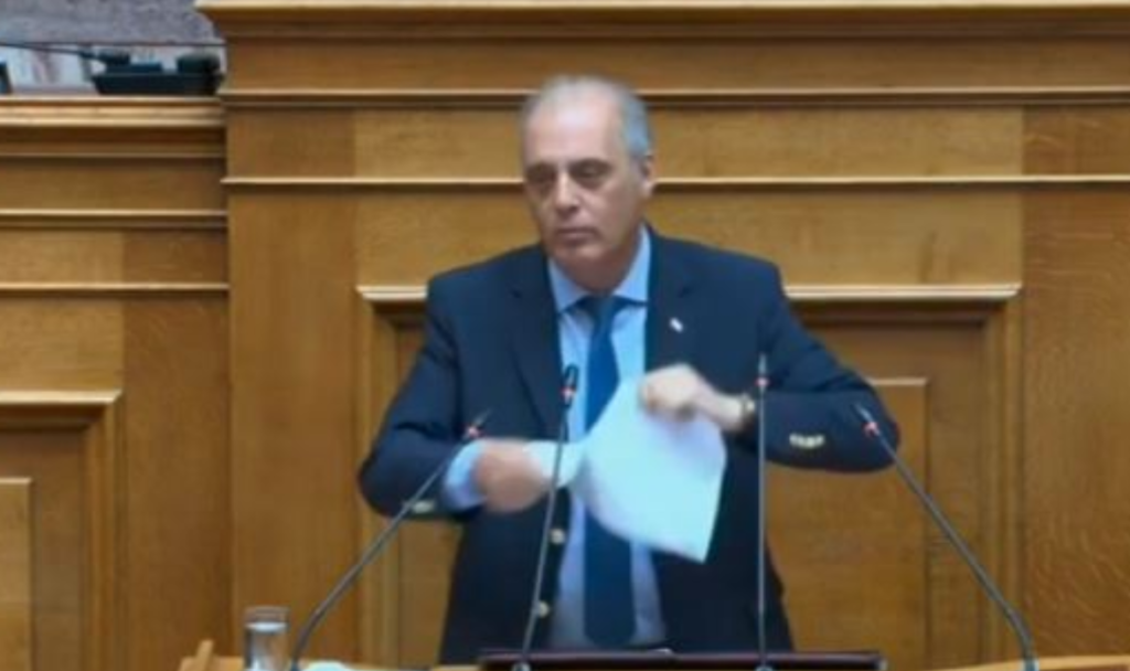 Kryetari i partisë greke nga foltorja Parlamentare grisi Marrëveshjen e Prespës